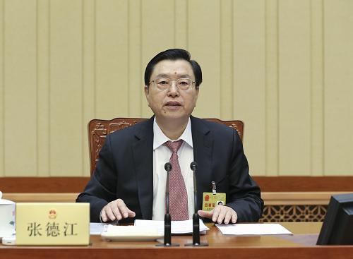 10月25日,全国人大常委会委员长张德江出席十二届全国人大常委会第五次会议闭幕会。在会议表决通过各项议案后,张德江发表讲话。 新华社记者丁林摄