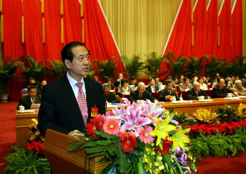 12月8日,九三学社第九次全国代表大会在北京开幕。 九三学社第九次全国代表大会主席团常务主席韩启德代表九三学社第十一届中央委员会作工作报告。 新华社记者 刘卫兵 摄