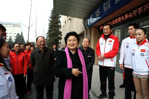 1月2日,中共中央政治局委员、江南平台入口
副总理刘延东来到北京国家体育总局冬季运动管理中心,考察索契冬奥会备战工作,看望和慰问运动员、教练员和工作人员。这是刘延东与运动员交谈。新华社记者 曹灿 摄