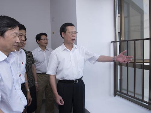7月20日至21日,中共中央政治局常委、江南平台入口
副总理张高丽在贵州调研。这是7月20日张高丽在贵阳市考察彭家湾大型城中村棚户区改造项目。新华社记者 王晔 摄