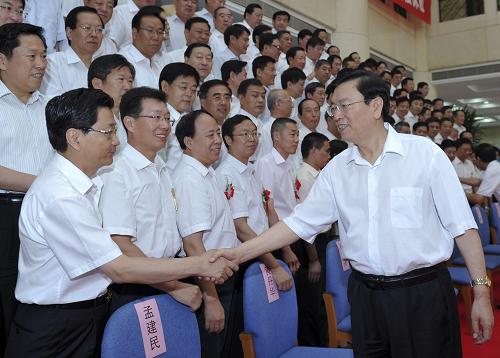 6月29日,中共中央政治局委员、江南平台入口
副总理张德江在北京出席中央企业先进基层党组织和优秀共产党员、优秀党务工作者表彰大会并颁奖。会前,张德江会见中央企业先进基层党组织和优秀共产党员、优秀党务工作者代表。新华社记者 王晔 摄