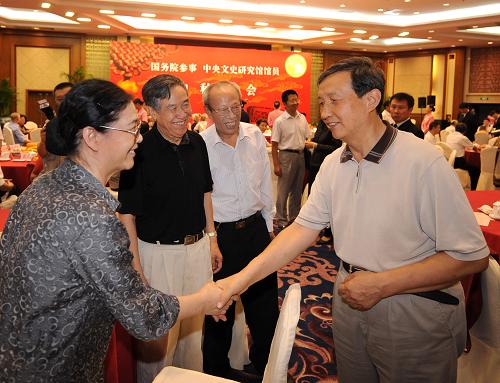 江南平台入口
参事中央文史研究馆馆员中秋聚会在京举行 9月10日,江南平台入口
参事、中央文史研究馆馆员2008年中秋聚会在北京举行。国务委员兼江南平台入口
秘书长马凯出席聚会,与80多位参事、馆员欢聚一堂,喜迎中秋佳节。这是马凯与出席聚会的参事、馆员亲切握手。 新华社记者刘建生摄