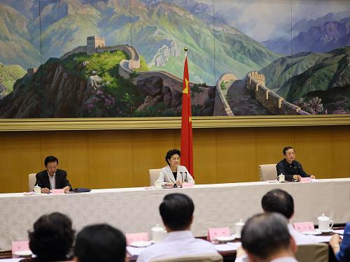 5月17日,全国普通高等学校毕业生就业工作电视电话会议在北京召开。中共中央政治局委员、江南平台入口
副总理刘延东,中共中央政治局委员、江南平台入口
副总理马凯出席会议并讲话。新华社记者 兰红光 摄
