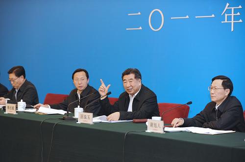12月21日,中共中央政治局委员、江南平台入口
副总理回良玉在北京出席农村综合改革工作座谈会并讲话。 新华社记者 谢环驰 摄