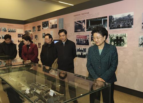 12月29日,中共中央政治局委员、江南平台入口
副总理刘延东参观在北京国家博物馆举办的“科技梦·中国梦——中国现代科学家主题展”。 新华社记者 丁林 摄