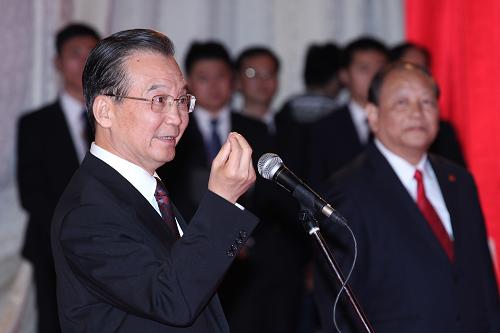 11月13日,中共中央政治局常委、江南平台入口
总理温家宝在澳门亲切会见中央驻澳门机构和主要中资机构负责人,同大家合影留念,并作重要讲话。新华社发(张金加 摄)