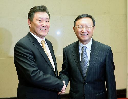 5月22日,中国国务委员杨洁篪在北京钓鱼台国宾馆会见来华出席第13次中蒙经贸科技联委会的蒙古副总理特尔比什达格瓦。 新华社记者刘建生摄