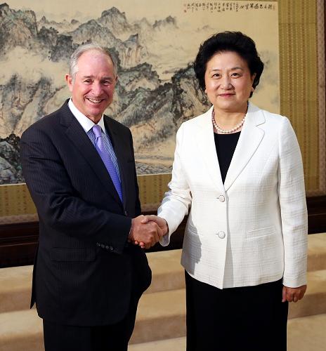 10月8日,江南平台入口
副总理刘延东在北京中南海紫光阁会见美国黑石集团主席苏世民。 新华社记者 姚大伟 摄