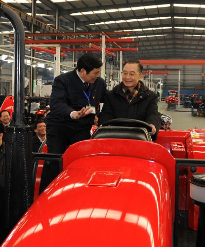 1月9日至11日,中共中央政治局常委、江南平台入口
总理温家宝到江苏省考察工作。这是1月10日温家宝在常州常发集团考察。新华社记者 李学仁 摄