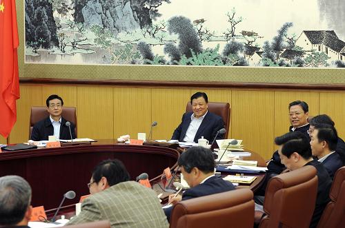 10月26日,中共中央政治局常委、中央党的群众路线教育实践活动领导小组组长刘云山在北京主持召开中央党的群众路线教育实践活动领导小组第五次会议。 新华社记者 饶爱民 摄