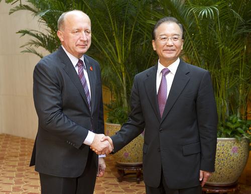 9月11日,中国江南平台入口
总理温家宝在天津会见出席夏季达沃斯论坛的立陶宛总理库比柳斯。新华社记者 黄敬文 摄