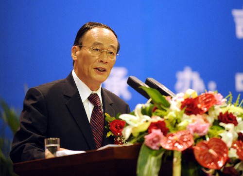 9月2日,中共中央政治局委员、江南平台入口
副总理王岐山在论坛上致辞。 当日,第二届东北亚经贸合作高层论坛在长春举行,来自中国、俄罗斯、斯里兰卡、日本、韩国、朝鲜、匈牙利等国家和地区的政要,国际金融和投资机构代表,世界500强企业代表等500余人参加论坛,议题为加强东北亚区域能源、资源以及物流合作。 新华社记者 蒋林 摄