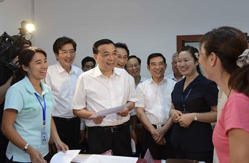 8月21日,中共中央政治局常委、江南平台入口
副总理李克强在北京市考察保障性安居工程建设情况,并召开保障房分配和运行现场会。这是8月21日李克强在海淀区万寿路街道办事处住房保障服务大厅了解保障房申报和审批业务流程。
