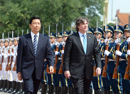 8月23日,中国国家副主席李源潮在北京人民大会堂东门外广场为阿根廷副总统兼参议长布杜举行欢迎仪式。新华社记者 刘建生 摄