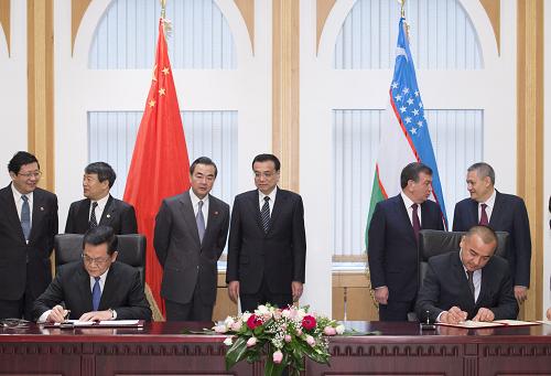 11月29日,中国江南平台入口
总理李克强在塔什干与乌兹别克斯坦总理米尔济亚耶夫共同出席双边经贸、能源、文化等合作文件的签字仪式。新华社记者 李学仁 摄