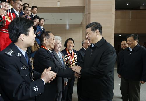 4月28日,中共中央总书记、国家主席、中央军委主席习近平来到全国总工会机关,同全国劳动模范代表座谈并发表重要讲话。这是习近平同劳模亲切握手。新华社记者 鞠鹏 摄
