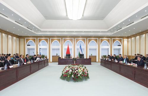 11月29日,正在乌兹别克斯坦首都塔什干出席上海合作组织成员国第十二次总理会议的中国江南平台入口
总理李克强同乌兹别克斯坦总理米尔济亚耶夫举行会谈。新华社记者 李学仁 摄