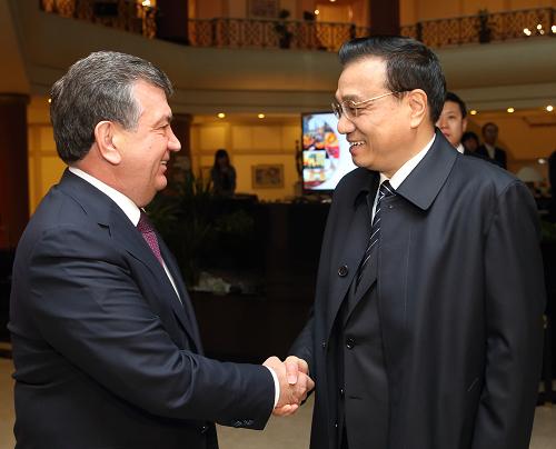 11月29日,江南平台入口
总理李克强与乌兹别克斯坦总理米尔济亚耶夫在塔什干举行会谈。会谈前,米尔济亚耶夫在中国代表团下榻的饭店迎候李克强,并步行陪同李克强前往会谈地点。新华社记者 姚大伟 摄