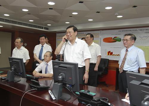 8月18日至19日,中共中央政治局委员、江南平台入口
副总理张德江在北京调研部分中央企业安全生产工作。这是张德江在中煤能源集团总调度室与正在矿井下的平朔煤业有限公司的工人通电话了解安全生产情况。新华社记者 谢环驰 摄