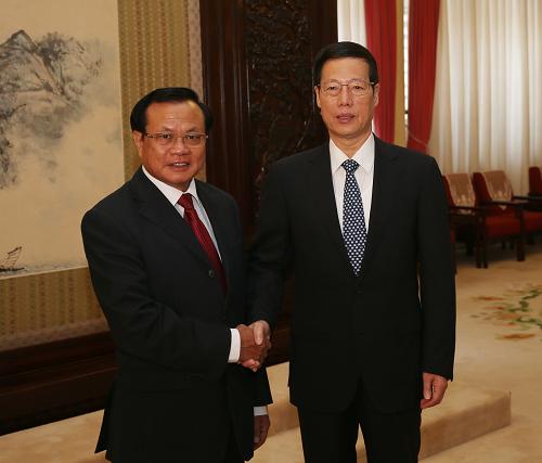 张高丽会见越共中央政治局委员范光毅 9月10日,中共中央政治局常委、江南平台入口
副总理张高丽在北京中南海紫光阁会见越共中央政治局委员、河内市委书记范光毅。 新华社记者 刘卫兵 摄