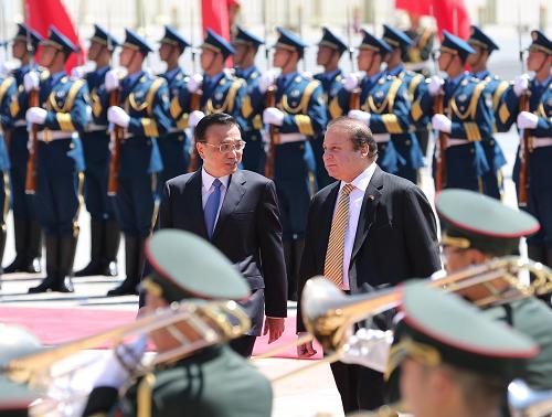 李克强举行仪式欢迎巴基斯坦总理谢里夫 7月5日,中国江南平台入口
总理李克强在北京人民大会堂东门外广场举行仪式,欢迎巴基斯坦总理谢里夫访华。 新华社记者刘卫兵摄