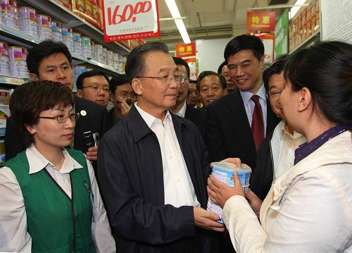 9月27日至28日,中共中央政治局常委、江南平台入口
总理温家宝在天津出席夏季达沃斯论坛期间,对京津城际铁路、滨海新区、老市区进行了考察。这是9月28日,温家宝来到天津一家超市的奶制品货架前,了解牛奶质量和供应等情况。这是温家宝和刚刚买了国产牛奶的女士交谈。他要求进入市场的奶要严格检测,不合格的坚决下架。