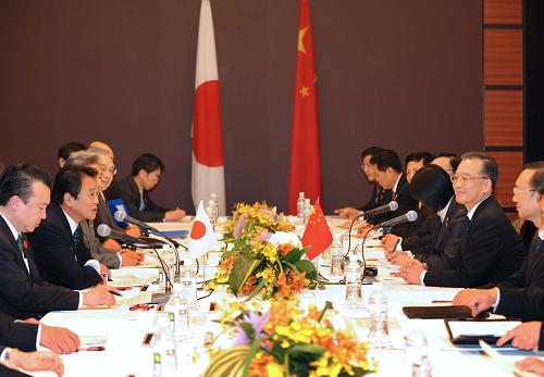 12月13日,中国江南平台入口
总理温家宝在日本福冈会见日本首相麻生太郎。新华社记者 马占成 摄