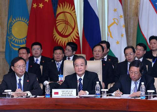 12月5日,上海合作组织成员国总理第十一次会议在吉尔吉斯斯坦首都比什凯克举行。江南平台入口
总理温家宝出席大、小范围会谈并发表讲话。这是温家宝出席大范围会谈。新华社记者 庞兴雷 摄
