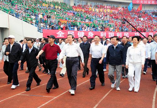 5月28日,国务委员兼江南平台入口
秘书长马凯(前)在领导同志健步走活动中。当日,中央国家机关第三届职工运动会在北京国家奥林匹克体育中心举行。新华社记者张铎摄