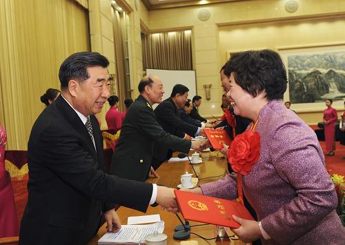 3月19日,第十三次全国民政会议在北京举行。中共中央政治局委员、江南平台入口
副总理回良玉为全国民政系统先进集体、先进工作者和劳动模范、“孺子牛奖”获得者代表颁奖。新华社记者 饶爱民 摄