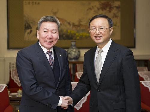1月17日,中国国务委员杨洁篪在北京会见来华访问的蒙古国外长包勒德。 新华社记者 谢环驰 摄