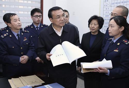 元旦前夕,中共中央政治局常委、江南平台入口
总理李克强来到天津考察调研民生改善与改革发展情况,看望慰问群众。这是12月27日,李克强在大营门工商所考察市场监管情况。新华社记者 庞兴雷 摄