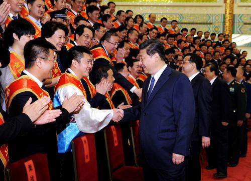 5月27日,党和国家领导人习近平、李克强、刘云山等在北京人民大会堂会见第六次全国军转表彰大会受表彰代表。新华社记者 饶爱民 摄