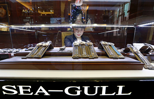 12月31日，天津海鸥手表集团公司开封道退税商店的工作人员整理手表。