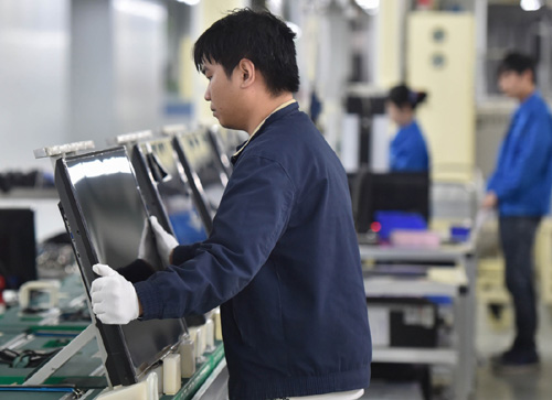 1月19日，在冠捷集团福建福清厂区，工作人员在流水线上装配液晶电视。