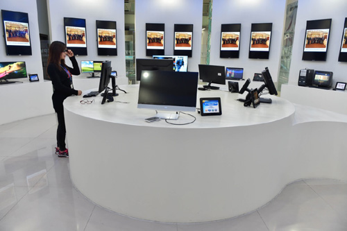 1月19日，在冠捷集团福建福清厂区产品展示厅，一名员工在通过3D眼镜演示新研发的立体显示技术。