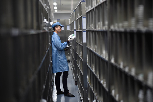 1月19日，在冠捷集团福建福清厂区，工作人员在库房取放生产材料。近年来，福建检验检疫局针对辖区内重点企业，量身定制检验检疫工作流程，通过推行通关一体化、无纸化报检通关，简化通关手续，帮助企业降低运营成本、提高通关效率；第一时间向企业提供国外有关技术法规、风险预警等信息服务，提升企业出口产品的竞争力。以冠捷集团福清厂区为例，在当地检验检疫等部门的帮促下，2015年该厂区液晶显示器、液晶电视的销量达3300万台，总产值约280亿元人民币，直接出口超过26亿美元。