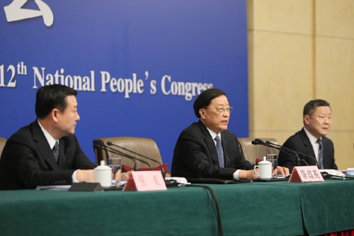 3月15日，十二届全国人大四次会议新闻中心举行记者会，邀请住房和城乡建设部部长陈政高、副部长陆克华、副部长倪虹就“棚户区改造和房地产工作”的相关问题回答中外记者的提问。这是陈政高（中）回答记者提问。