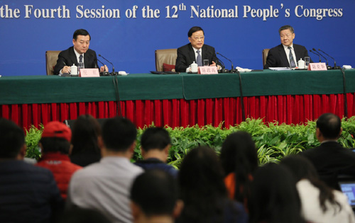 3月15日，十二届全国人大四次会议新闻中心举行记者会，邀请住房和城乡建设部部长陈政高、副部长陆克华、副部长倪虹就“棚户区改造和房地产工作”的相关问题回答中外记者的提问。 