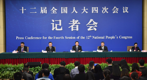 3月15日，十二届全国人大四次会议新闻中心举行记者会，邀请住房和城乡建设部部长陈政高、副部长陆克华、副部长倪虹就“棚户区改造和房地产工作”的相关问题回答中外记者的提问。