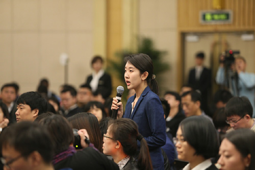 3月15日，十二届全国人大四次会议新闻中心举行记者会，邀请住房和城乡建设部部长陈政高、副部长陆克华、副部长倪虹就“棚户区改造和房地产工作”的相关问题回答中外记者的提问。这是新华社记者在会上提问。