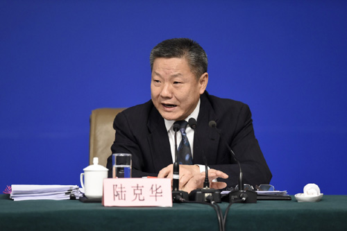 3月15日，十二届全国人大四次会议新闻中心举行记者会，邀请住房和城乡建设部部长陈政高、副部长陆克华、副部长倪虹就“棚户区改造和房地产工作”的相关问题回答中外记者的提问。这是陆克华回答记者提问。