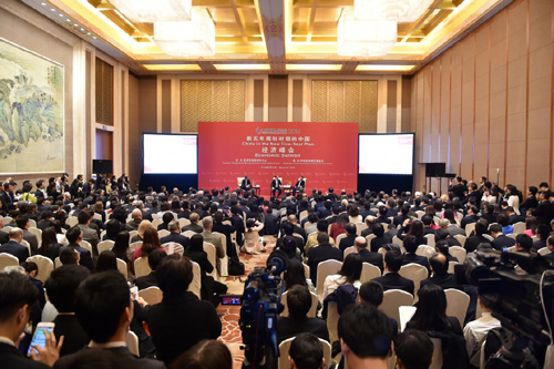 3月19日，在经济峰会“创新：引领发展的第一动力”的分会场，阿里巴巴集团董事局主席马云和“脸书”首席执行官、联合创始人马克·扎克伯格展开对话，吸引众多嘉宾和媒体前来观看。