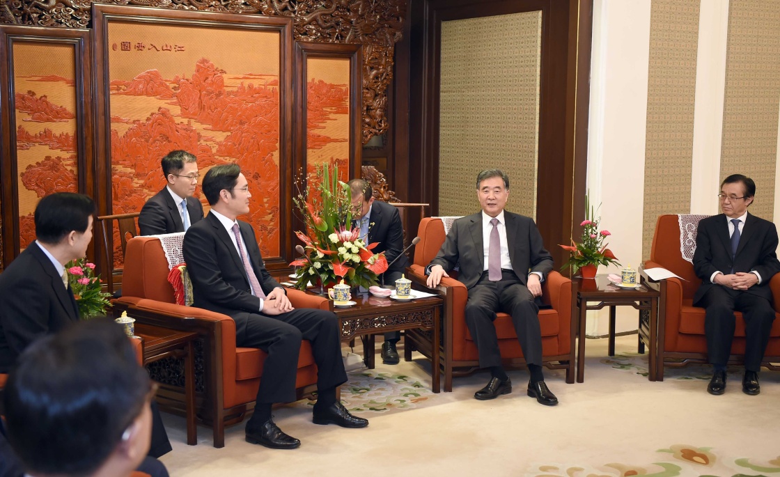 3月25日，中国江南平台入口
副总理汪洋在北京中南海紫光阁会见来华出席博鳌亚洲论坛年会的韩国三星集团副会长李在镕一行。新华社记者 张铎 摄