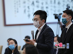 央视记者提问.jpg