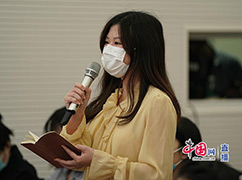 10封面新闻记者提问.jpg