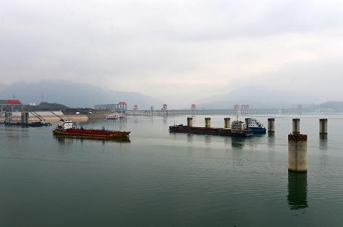 船舶有序通过三峡五级船闸(3月1日摄)。据长江三峡集团消息,2014年前两个月,三峡船闸安全运行1665个有载闸次,通过各类船舶6725艘次,船闸通过量为1540.8万吨。过闸船舶继续呈现大型化趋势,5000吨以上船舶艘次在过闸船舶中的占比首次超过1/3。新华社发(郑家裕 摄)