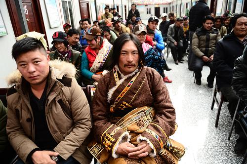 3月13日,入股牧民小娘吉合(前左二)和同村群众参加年终分红大会。当日,青海省海西蒙古族藏族自治州天峻县木里镇佐陇畜牧业专业合作社在佐陇村召开大会,为全村83户入股牧民发放2013年分红共491万元。青海省近年来积极发展现代草原畜牧业,推行草原禁牧休牧轮牧制度,支持发展牧民专业合作组织,探索生态畜牧业股份合作制经济模式,牧民以现金、牲畜、草场等作为股份,自愿组织起来从事生产经营活动,收入大幅增加。新华社记者 张宏祥 摄