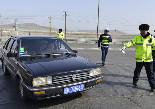 3月13日,在吐乌大公路盐湖收费站,执法人员在对一辆逃缴通行费的车辆进行拦截。自当日起,乌鲁木齐开始针对当地部分收费站车辆偷逃通行费的现象进行治理。此次由新疆公安厅交警总队高等级公路交警支队、乌鲁木齐公路管理局、乌鲁木齐路政海事局、乌鲁木齐道路运输管理局联合整治逃费车辆的行动将长期开展。据介绍,交警、路政部门将依据相关法律法规对堵截到的逃费车辆司机进行批评教育,责成其补缴车辆通行费,路政部门将根据情节对逃费司机处以300元至1000元行政处罚。新华社记者 王菲 摄