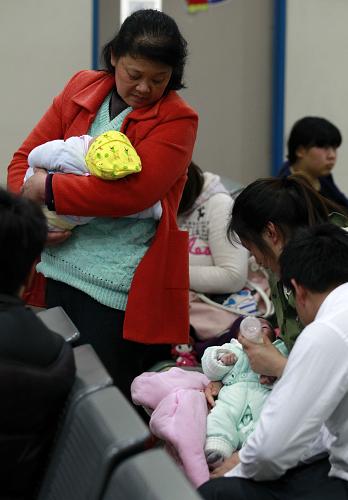 4月2日,抱着孩子的家长在复旦大学附属儿科医院候诊。新华社记者 裴鑫 摄